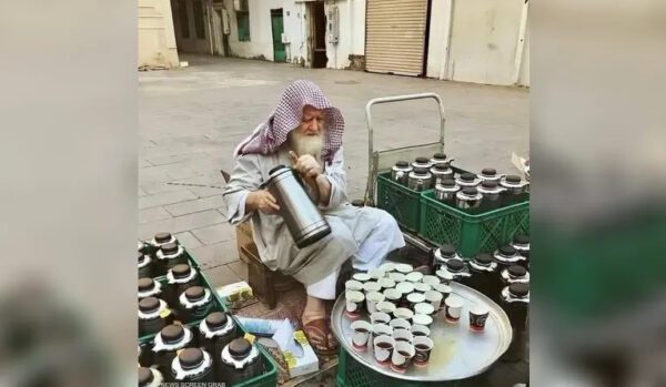 وفاة الحاج اسماعيل الذي كان يطعم زوار المسجد النبوي مجاناً لمدة 40 عاماً