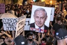 مُتظاهرون أمام منزل نتنياهو يطالبون برحيله وإجراء انتخابات بشكل فورى