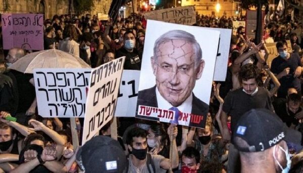 مُتظاهرون أمام منزل نتنياهو يطالبون برحيله وإجراء انتخابات بشكل فورى
