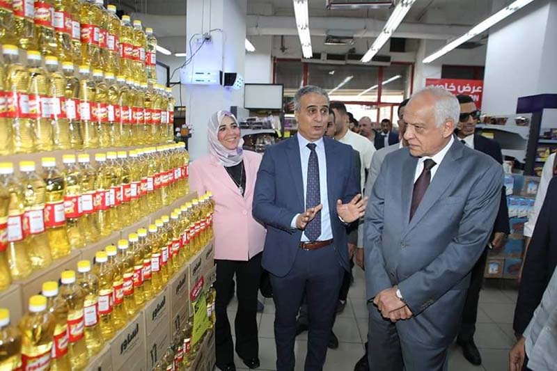 محافظ الجيزة يقود حملة رقابية على المخابز والسلاسل التجارية لمراقبة أسعار السلع
