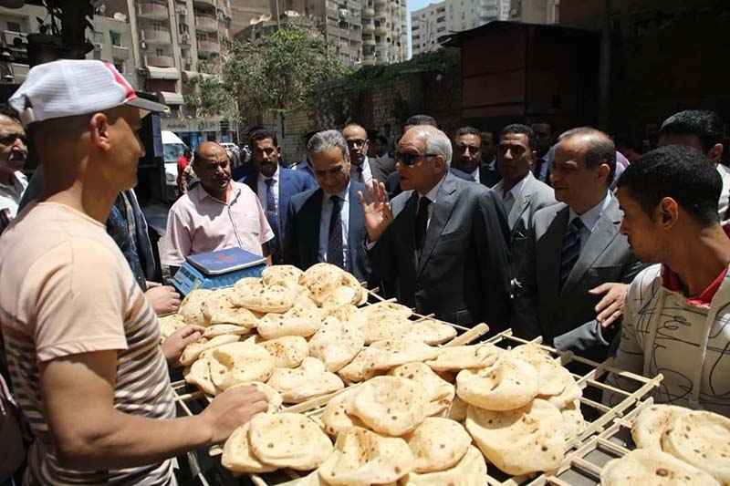 محافظ الجيزة يقود حملة رقابية على المخابز والسلاسل التجارية لمراقبة أسعار السلع