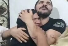 أم تعانق قاتل ابنها وتناشد القاضي بالعفو عنه خلال محاكمته