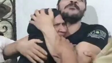 أم تعانق قاتل ابنها وتناشد القاضي بالعفو عنه خلال محاكمته