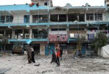 مقتل 13 شخصًا على الأقل جراء قصف مدرسة تأوي نازحين في النصيرات