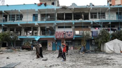 مقتل 13 شخصًا على الأقل جراء قصف مدرسة تأوي نازحين في النصيرات