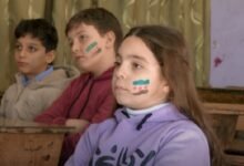 عودة الدراسة في سوريا وسط احتفالات الطلاب بالعلم الجديد