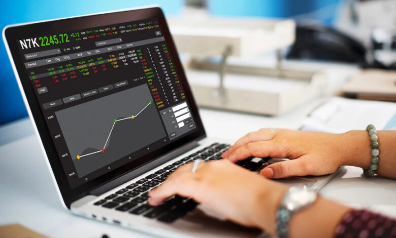 تداول العملات الأجنبية، المعروف أيضًا بتداول الفوركس (Forex)، هو عملية شراء وبيع العملات في سوق عالمي لا مركزي. يعتبر هذا السوق الأكبر والأكثر سيولة في العالم، حيث يتم تداول تريليونات الدولارات يوميًا. في هذا المقال، سنستعرض مفهوم تداول العملات الأجنبية، أنواعه، استراتيجياته، مخاطره، وكيفية البدء فيه.