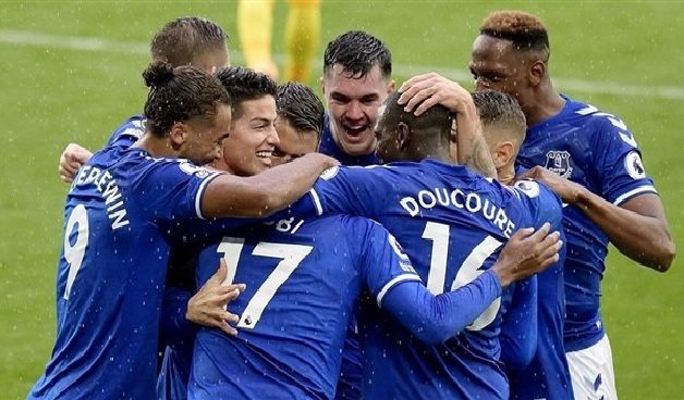 أحداث مثيرة في مباراة مان يونايتد ضد إيفرتون في الدوري الإنجليزي