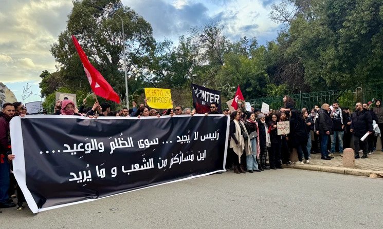 احتجاجات في تونس تطالب بـ "عودة الحريات" وإطلاق سراح "السجناء السياسيين"