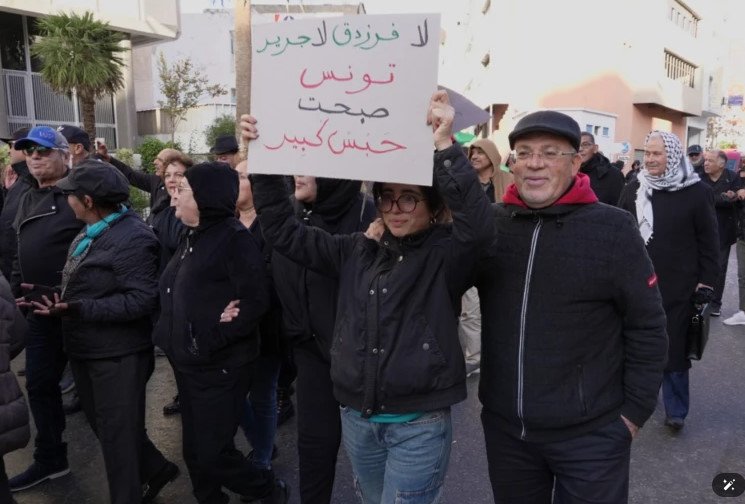 احتجاجات في تونس تطالب بـ "عودة الحريات" وإطلاق سراح "السجناء السياسيين"